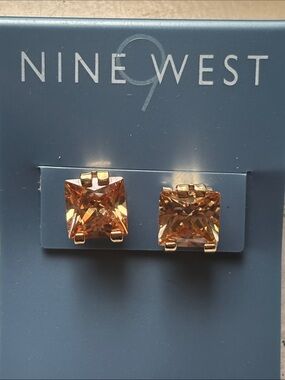 🟨NWT Nine West Champagne Colored Square Crystal Stud Earrings